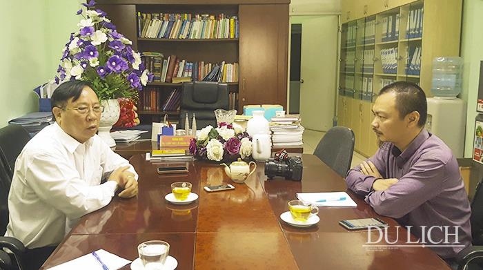 TS Lê Xuân Thảo, Chủ tịch HĐQT Công ty Đầu tư và Du lịch Hải Tiến (trái) trao đổi với PV Tạp chí Du lịch